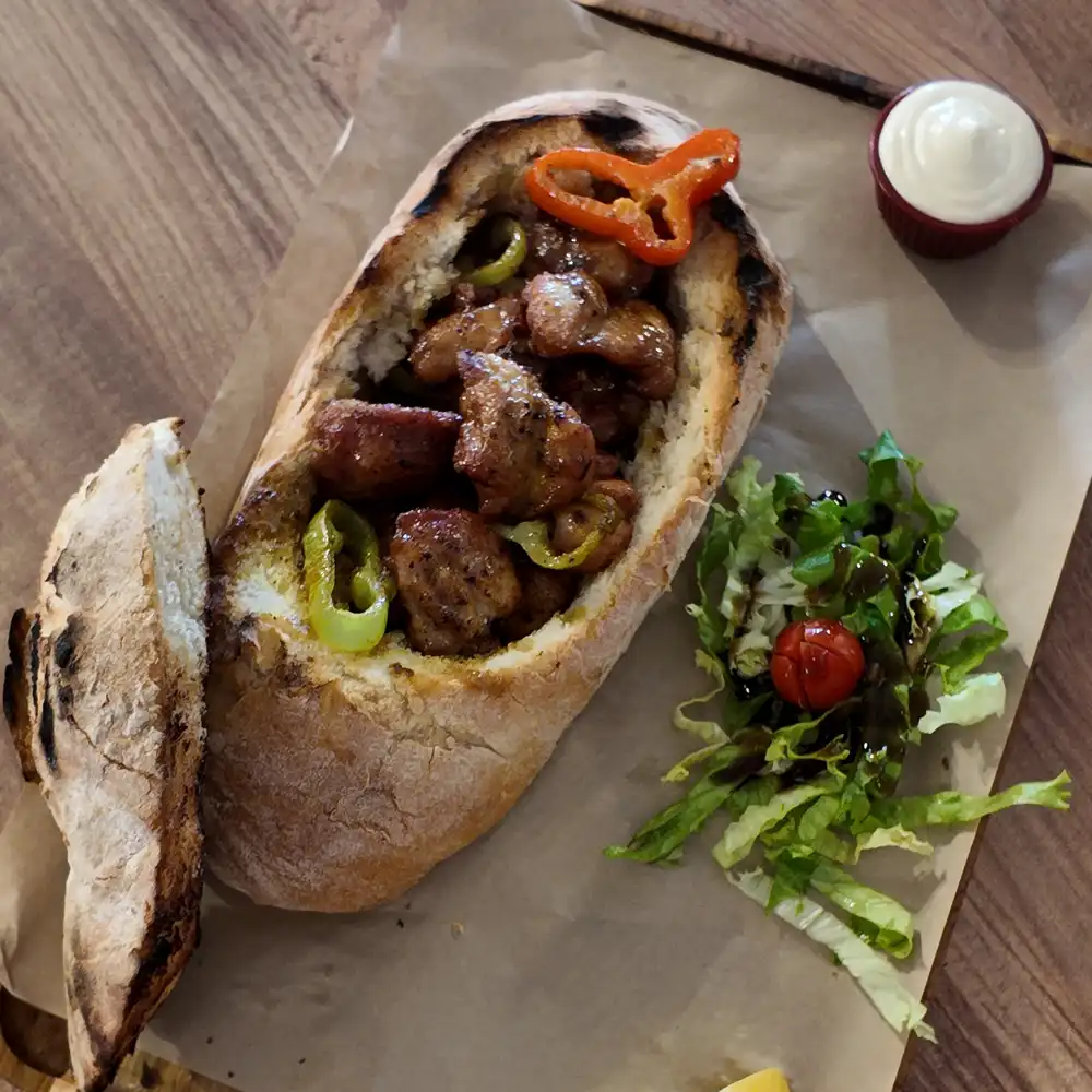 Τηγανιά χοιρινή σε ψωμί